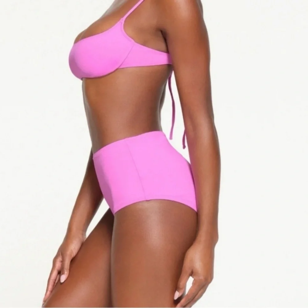 SKIMS measurements waist