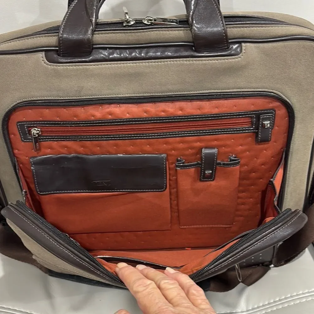 Tumi wear green style