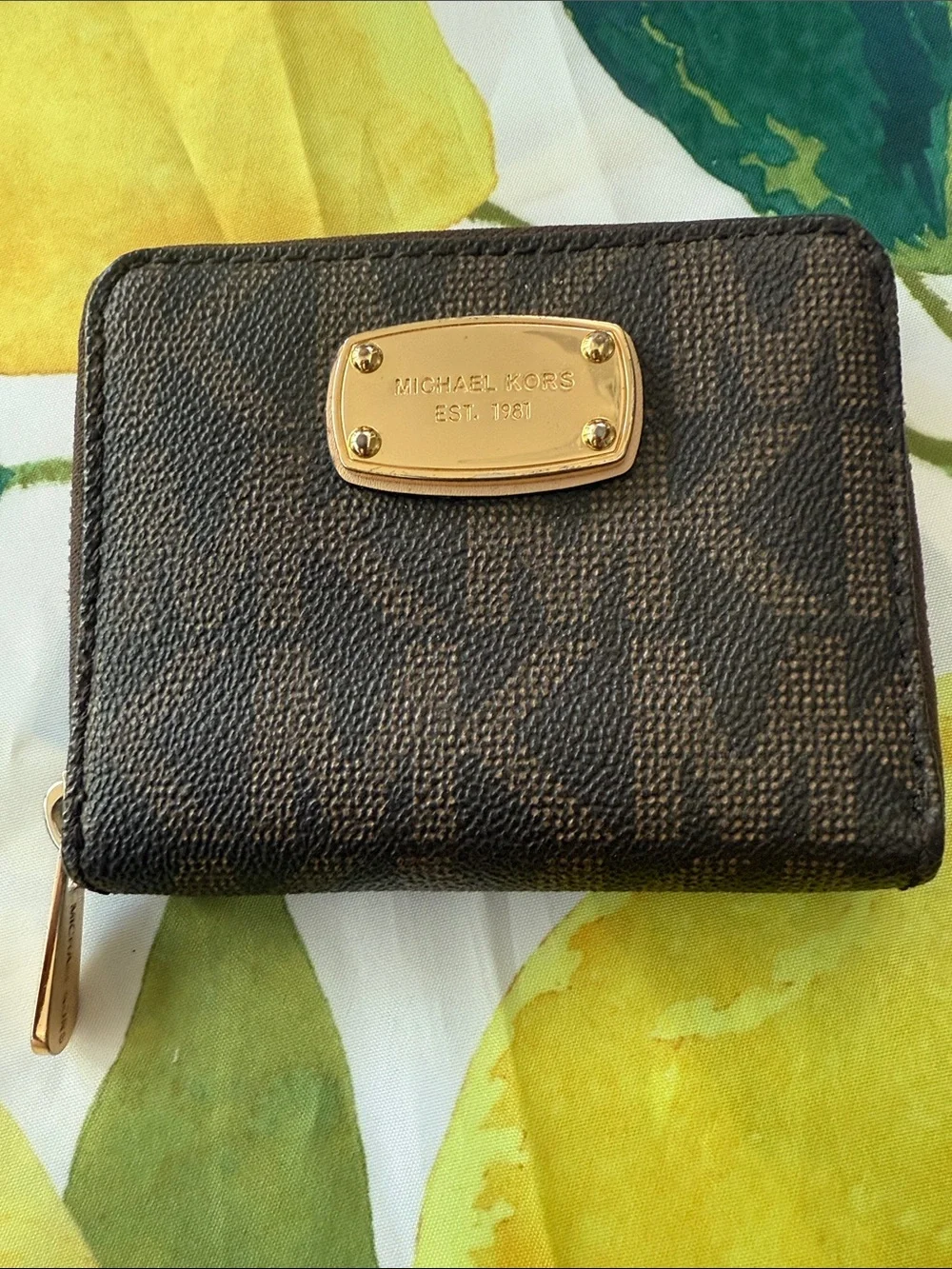 Michael Kors compact zip