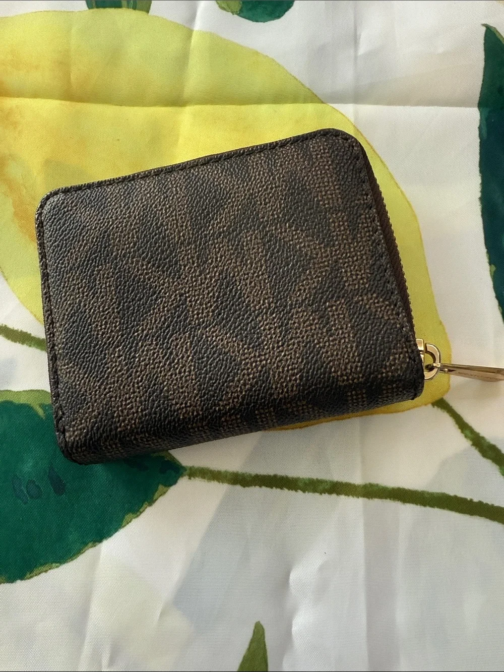 Michael Kors compact zip