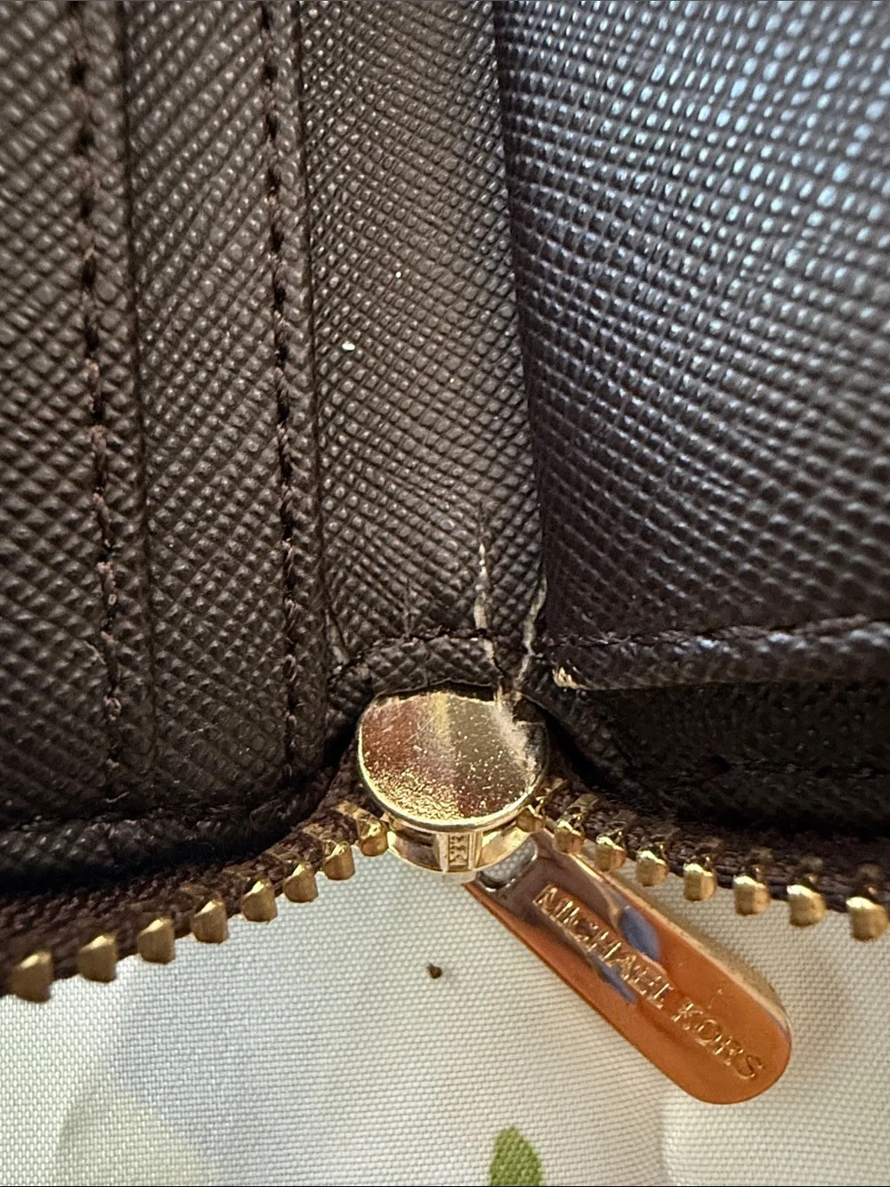 Michael Kors compact zip