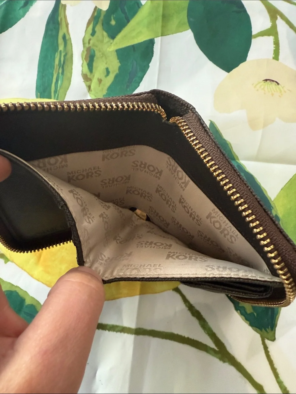 Michael Kors compact zip