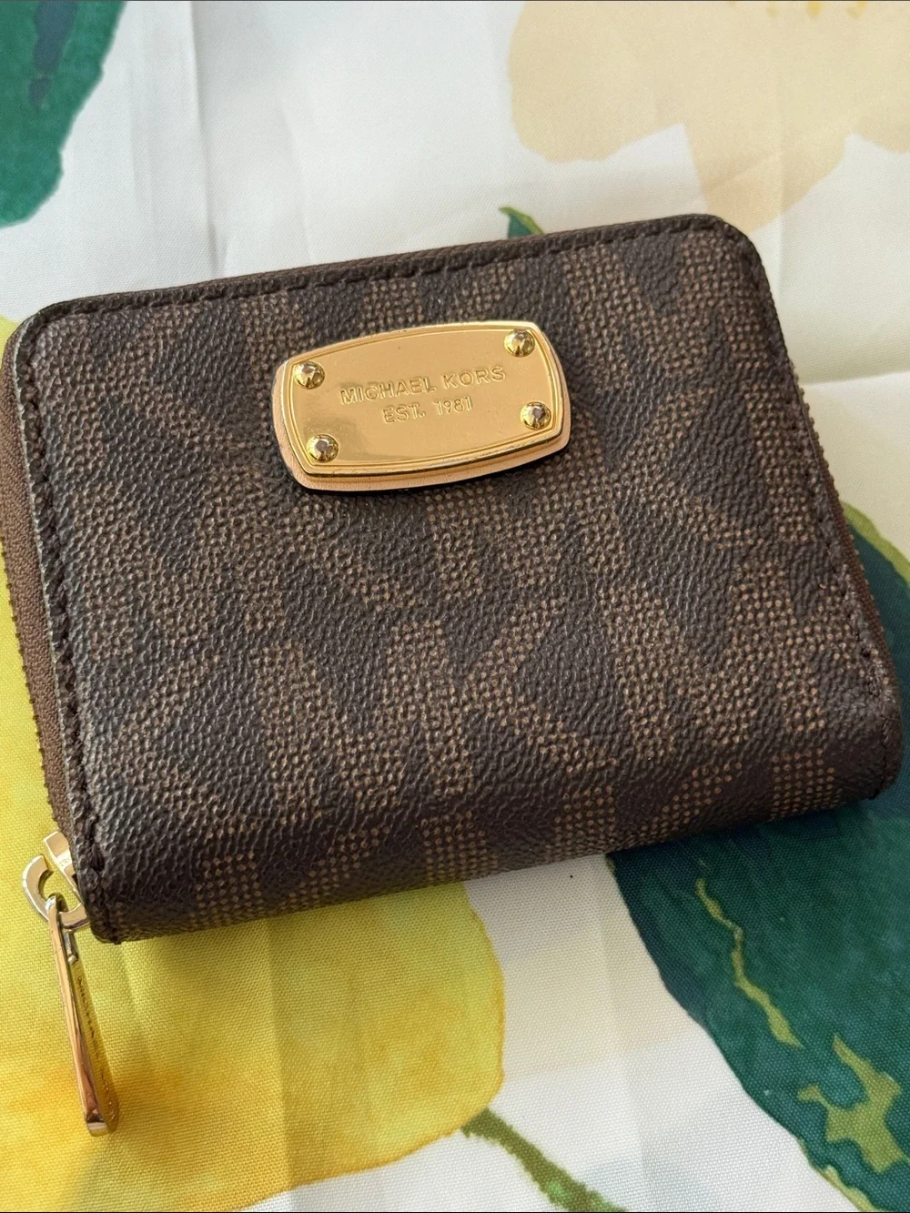 Michael Kors compact zip