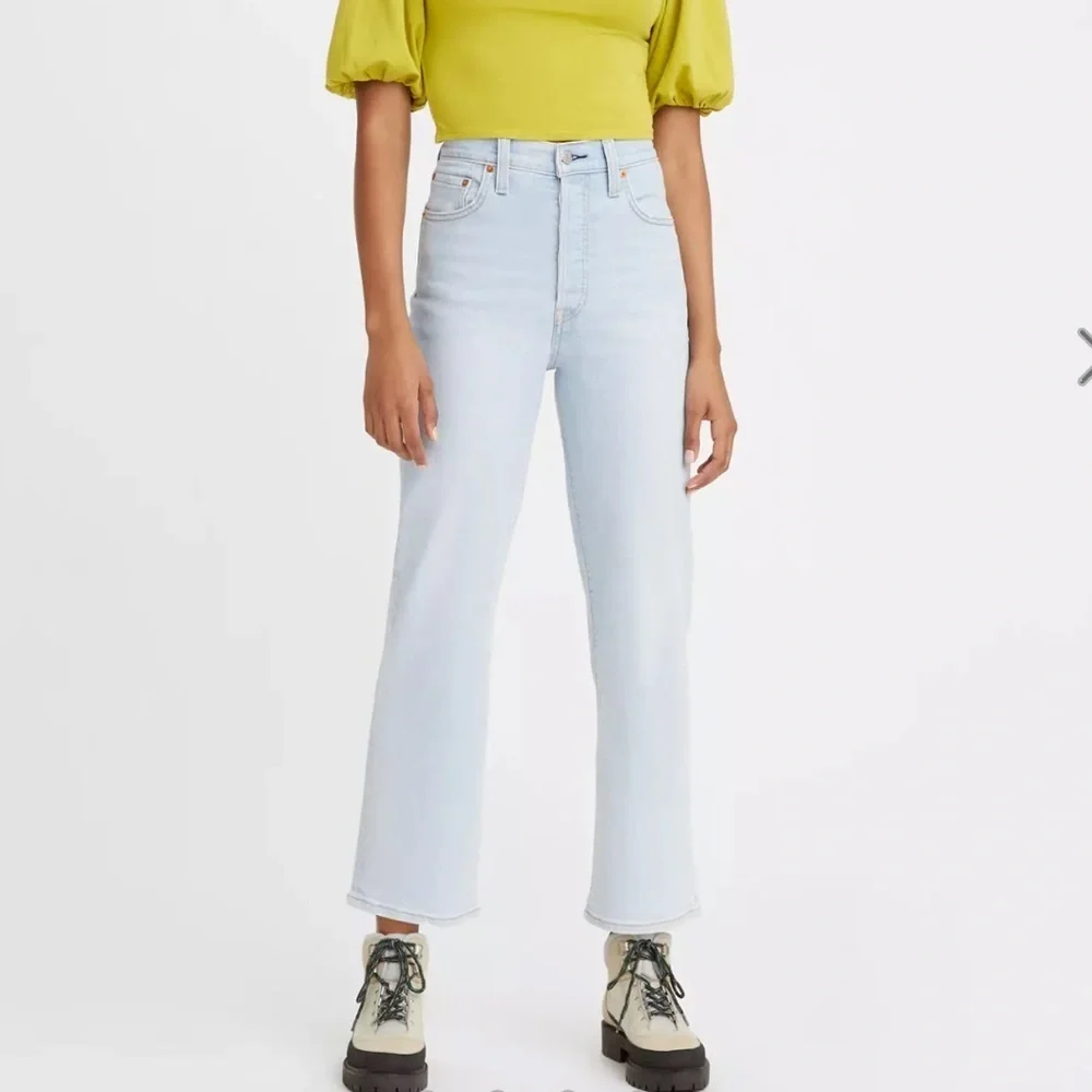 Levi’s Women’s Ribcage Ankle Straight Button Fly Light Wash Jeans | Size 28x27