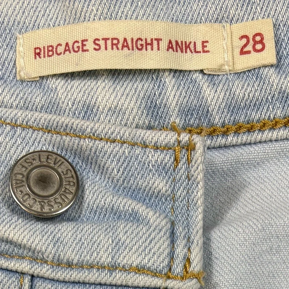 Levi’s Women’s Ribcage Ankle Straight Button Fly Light Wash Jeans | Size 28x27