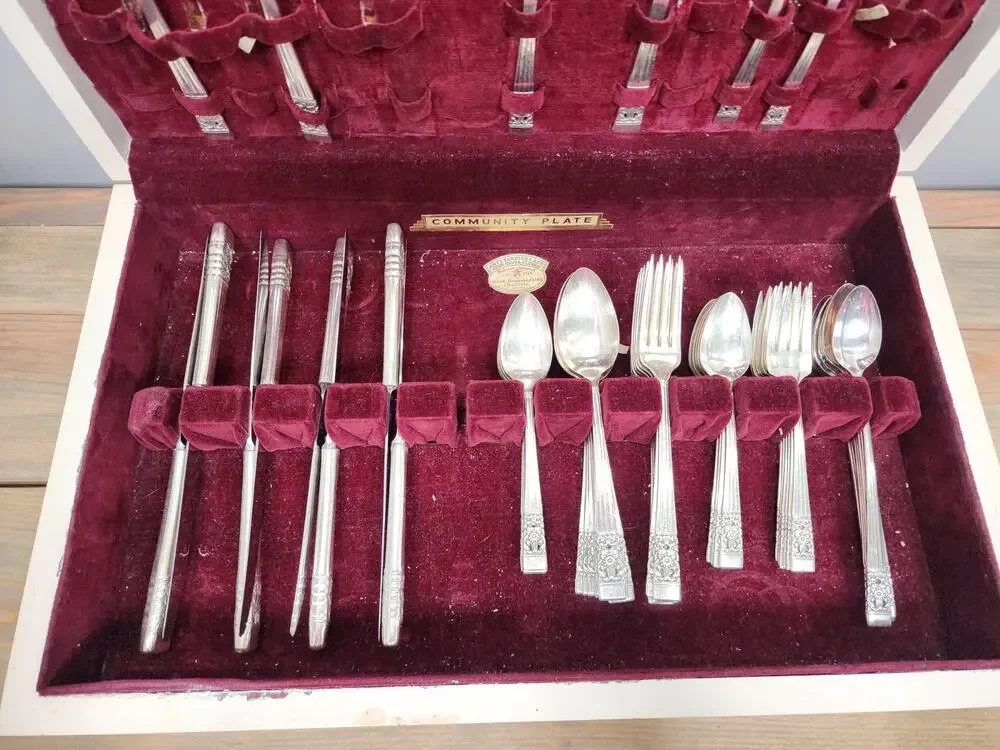 VTG. Oneida Community Coronation 62 Pc. Silver Plate silverware Chest Serves 8