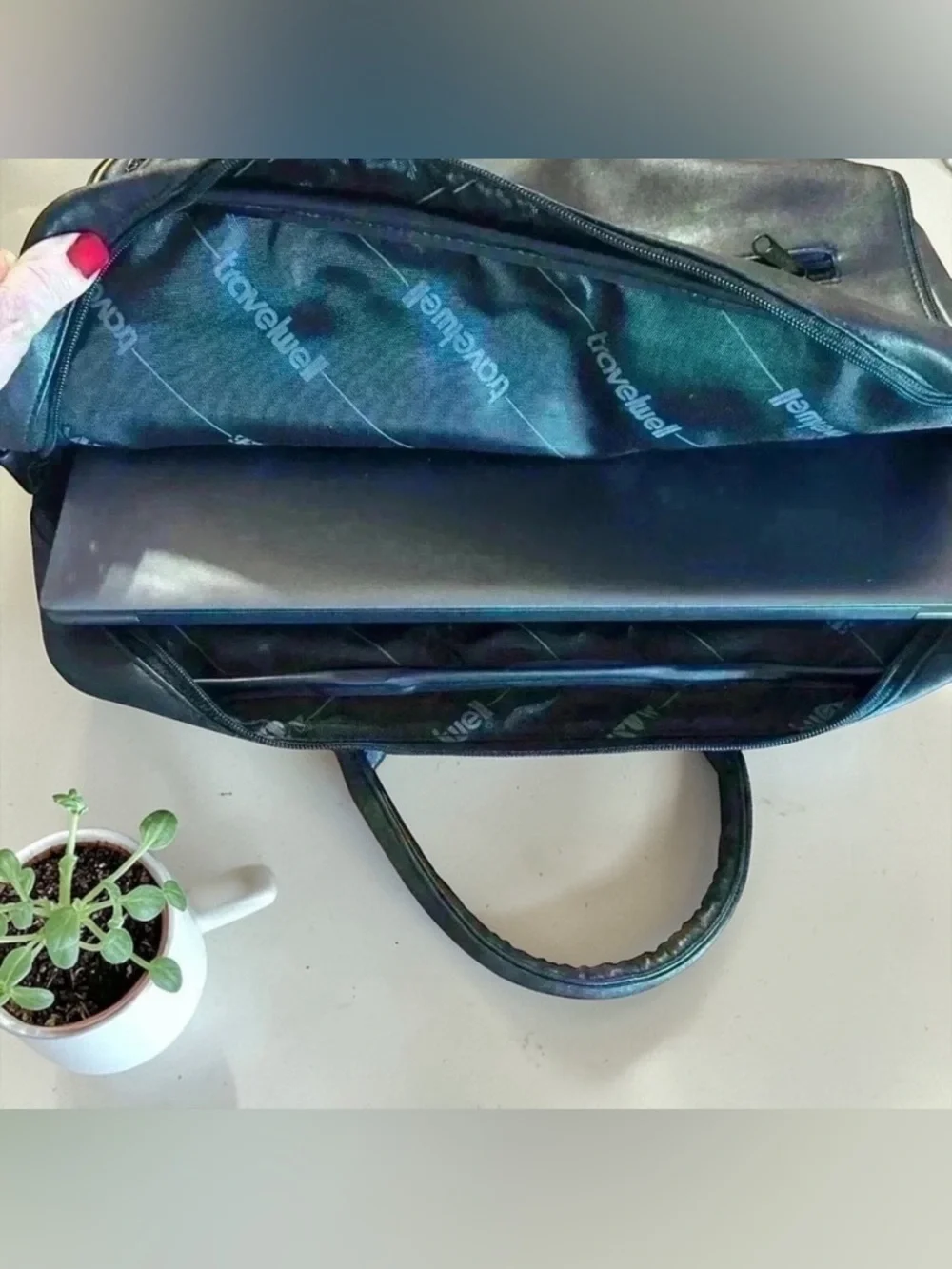 Travelwell black structured