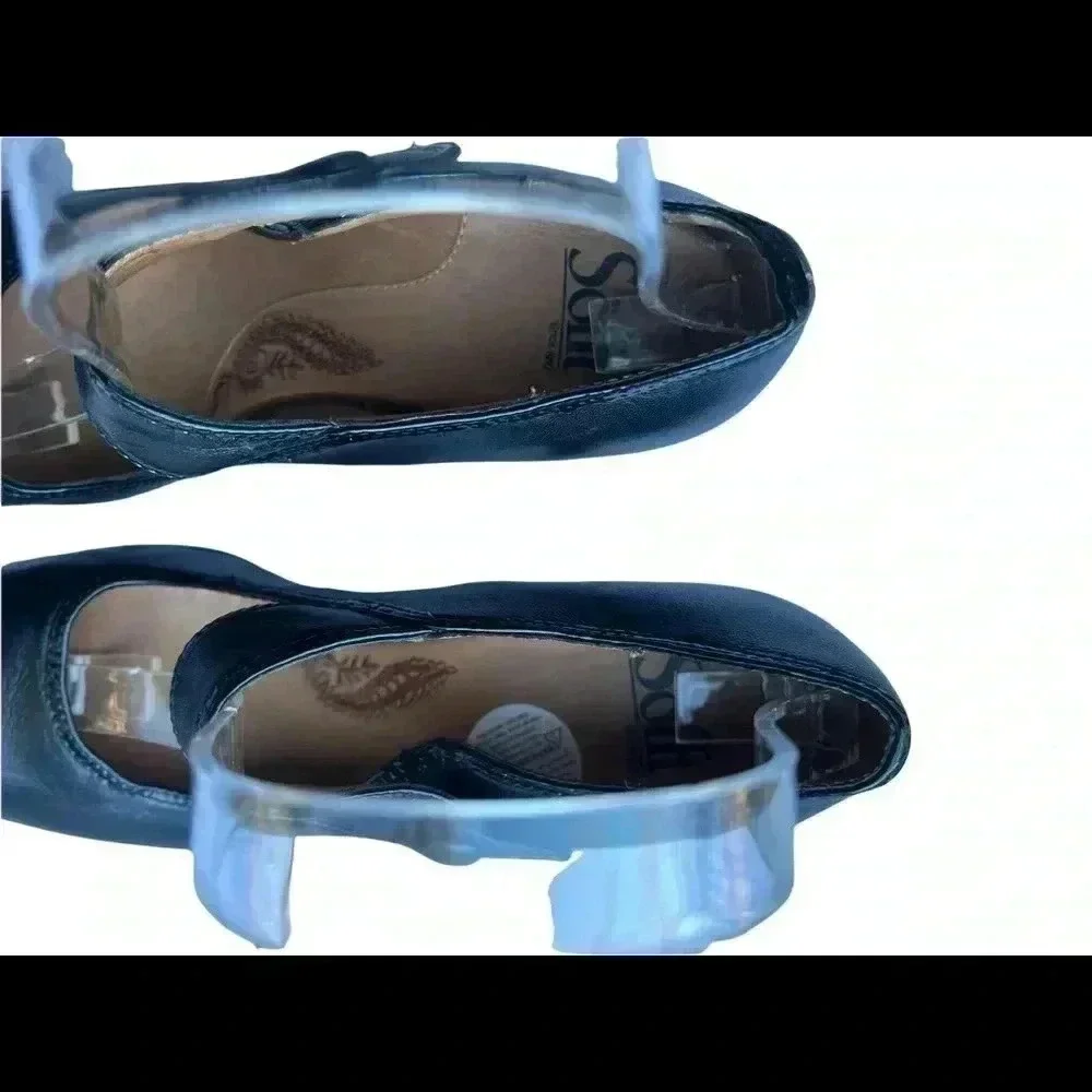 Sofft Black MARY JANES Size 7.5 Narrow!! Crease in leather at the toe Left shoe.
