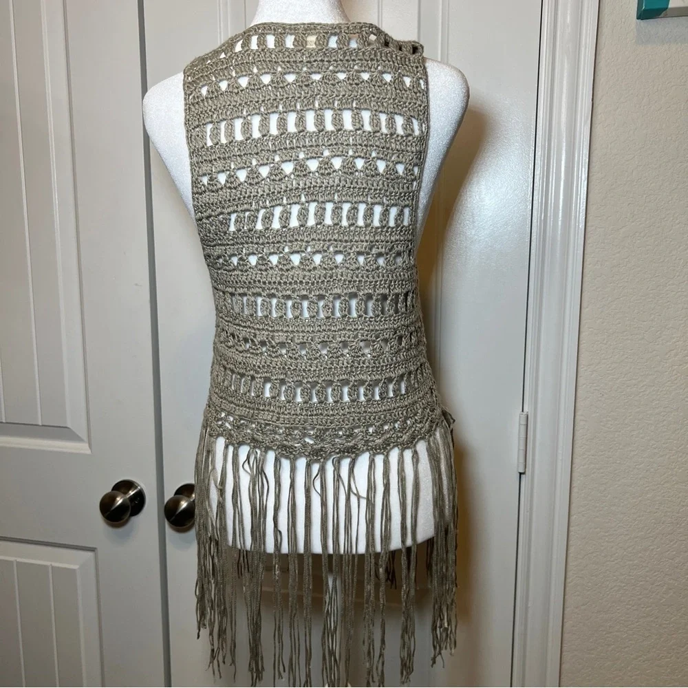 Daytrip Buckle Y2K women’s small crochet vest with fringe hem gray