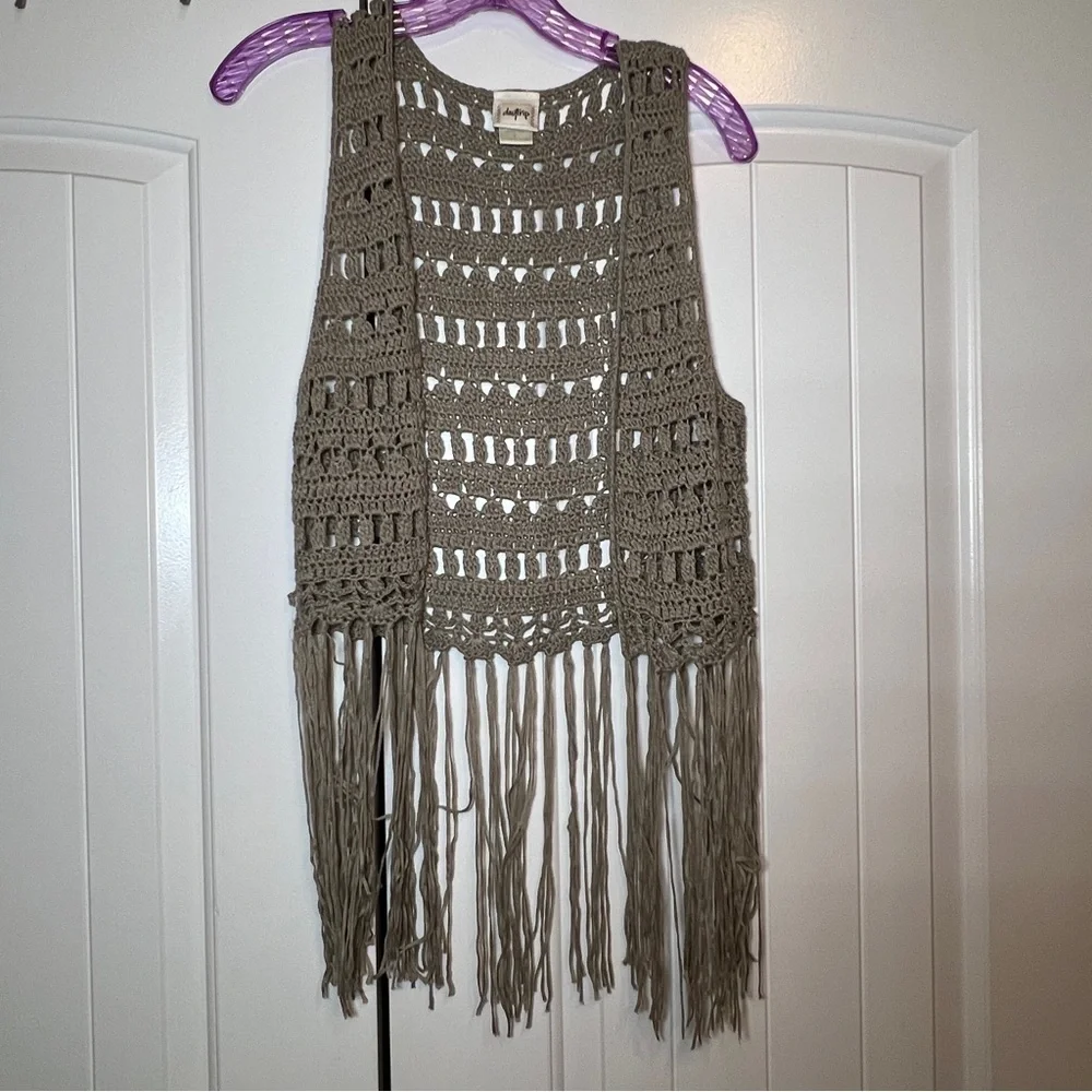 Daytrip Buckle Y2K women’s small crochet vest with fringe hem gray