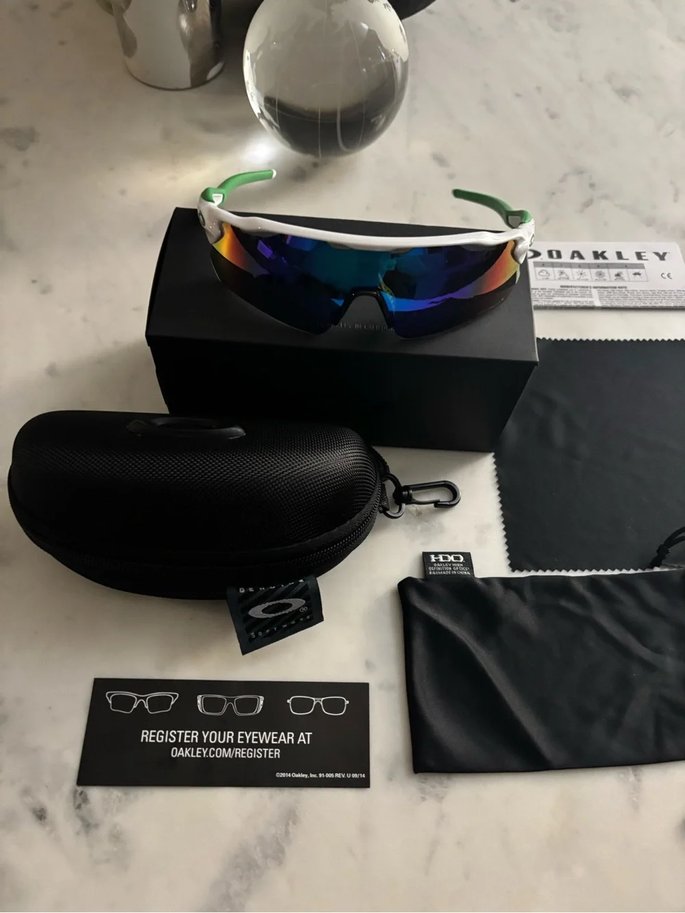 Oakley 9208 white