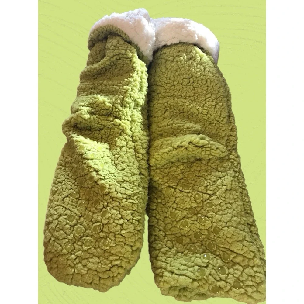 NEW American Eagle Dr Seuss AE Outfitters‎ The Grinch Plush Socks Sherpa Inside