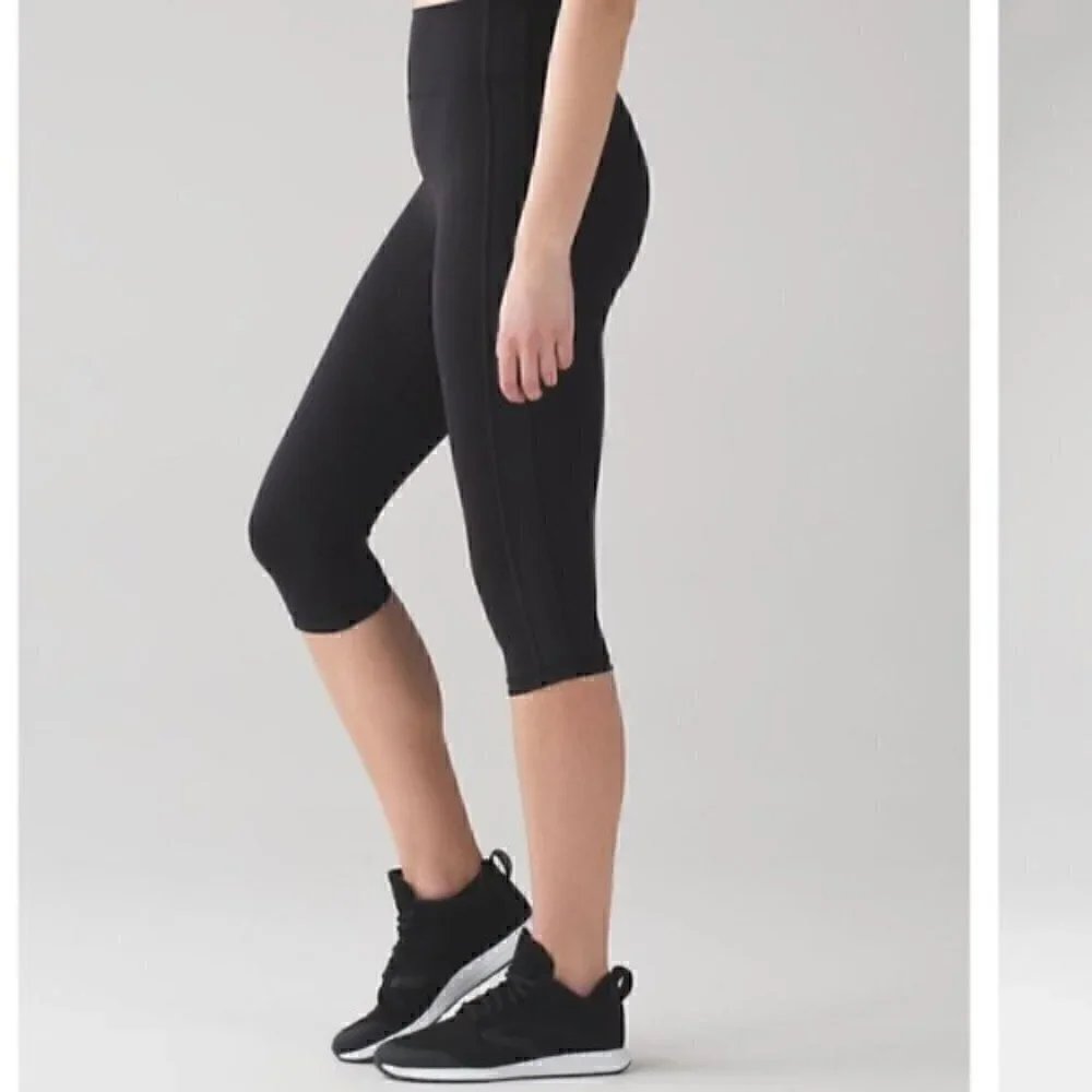 Lululemon Black Crops with Mesh Side Panel Size 6