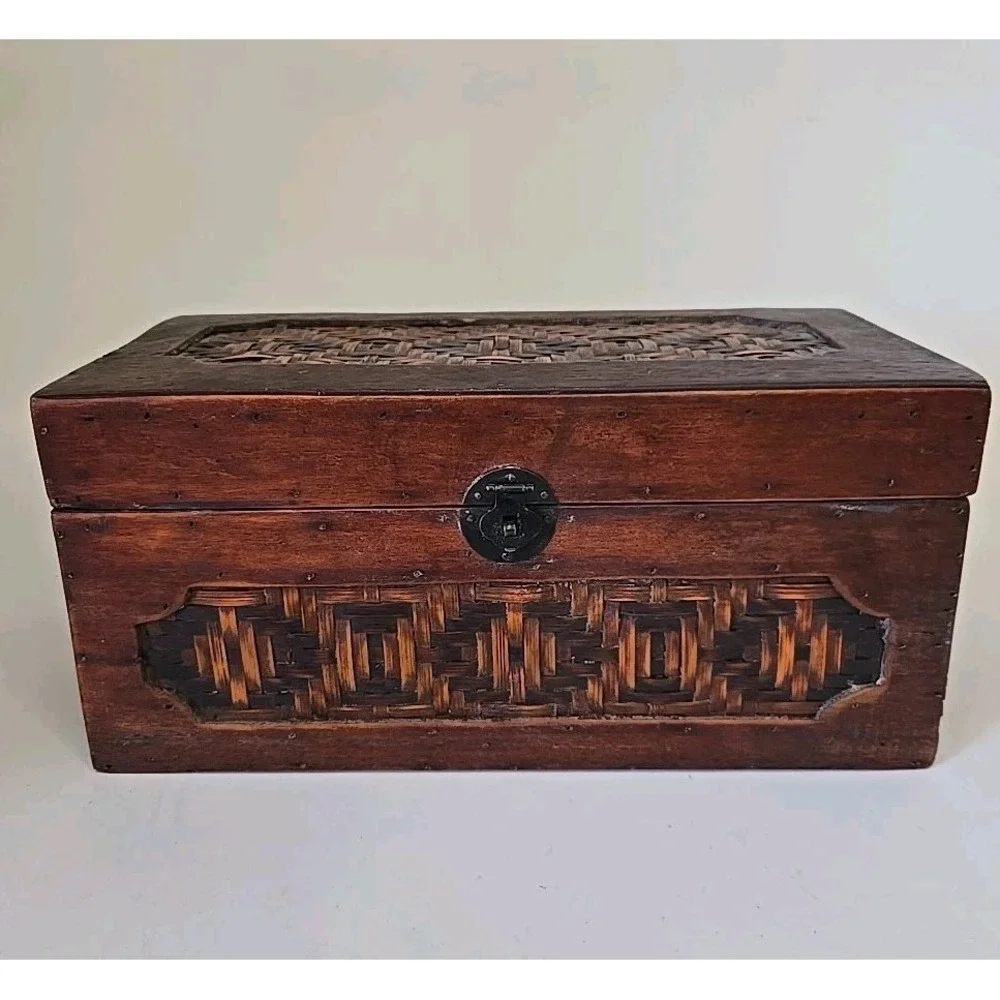 Antique Keepsake or Jewelry Box Hand Made With‎ Woven Inlay Wooden Box