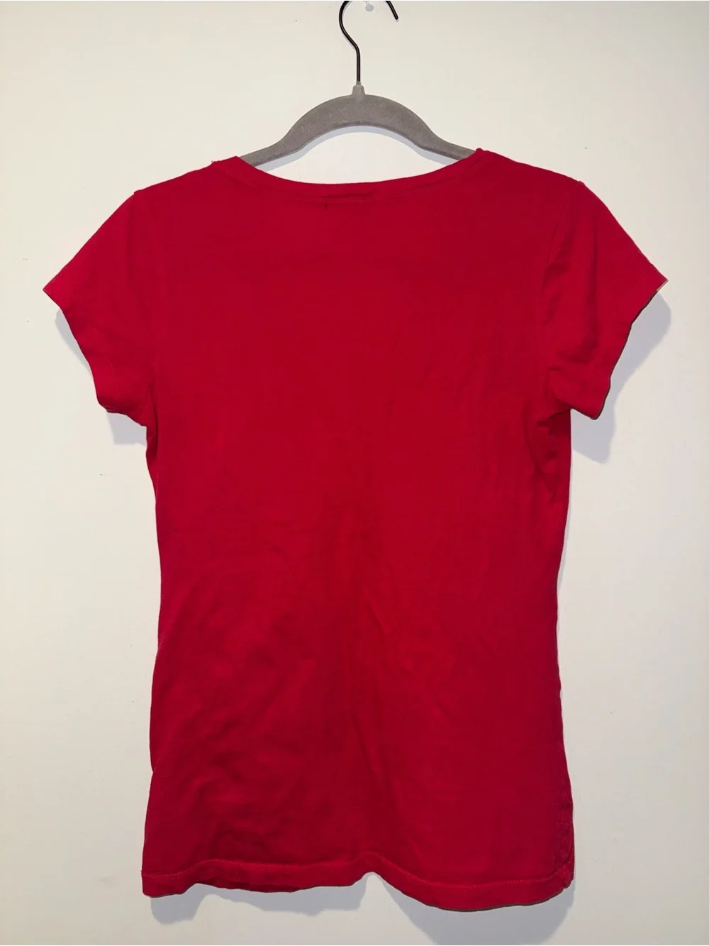 GUESS Women's Red Short-Sleeve V-Neck Logo Tee