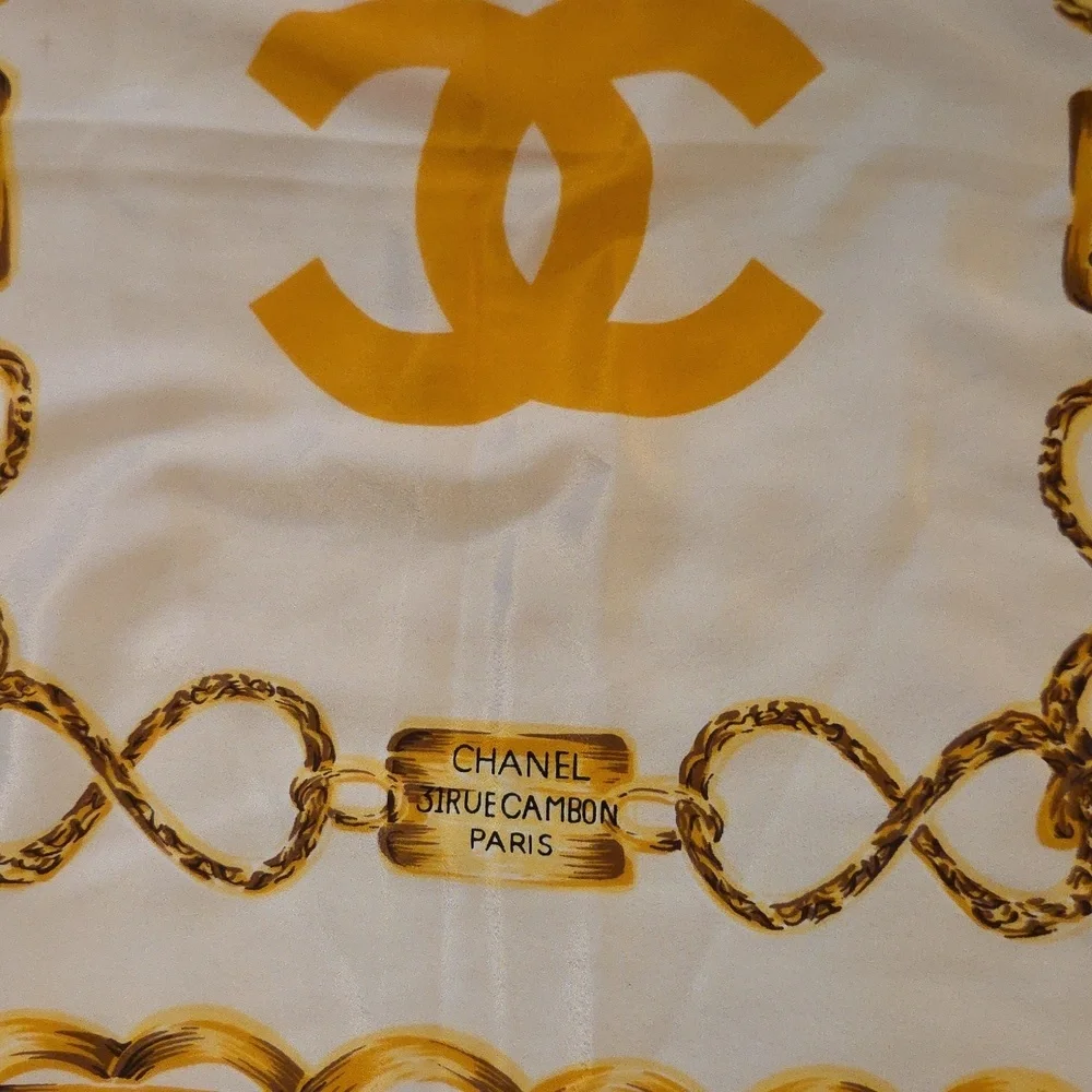 CHANEL luxurious scarf