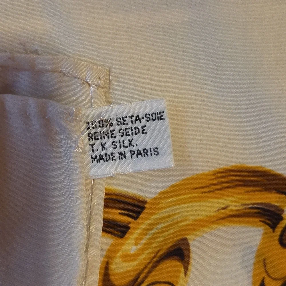 CHANEL luxurious scarf