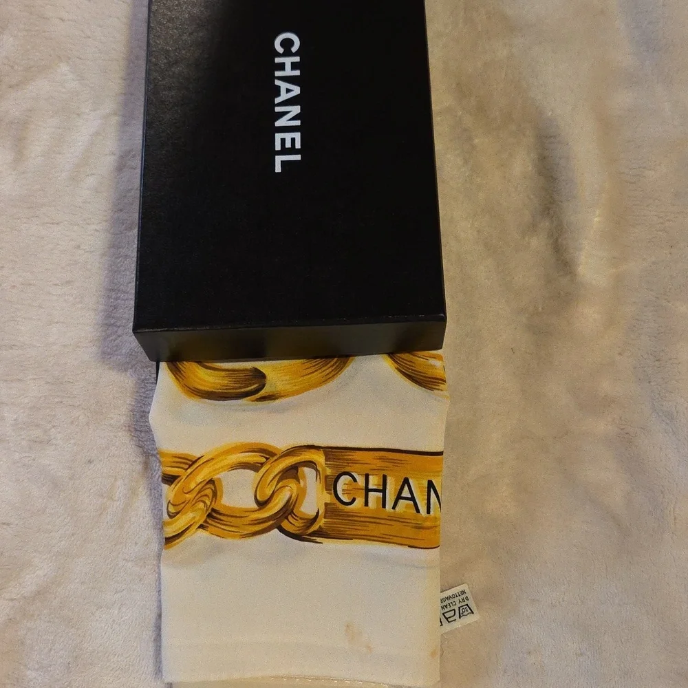 CHANEL luxurious scarf
