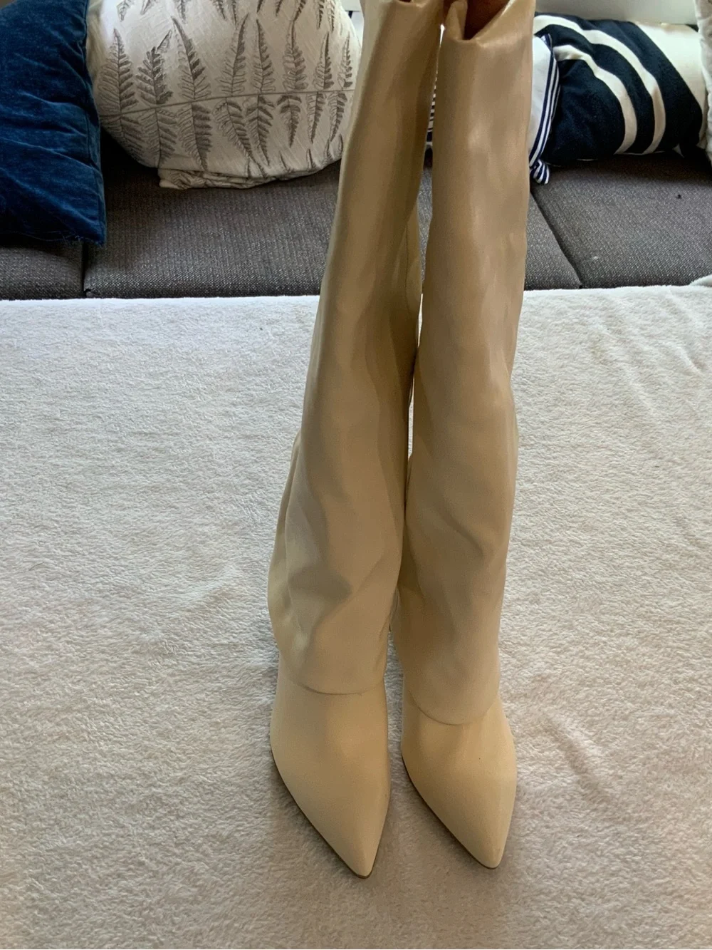 Women’s Knee-High Pointed Toe Boots white new Macys size 5.5. SKU 3195