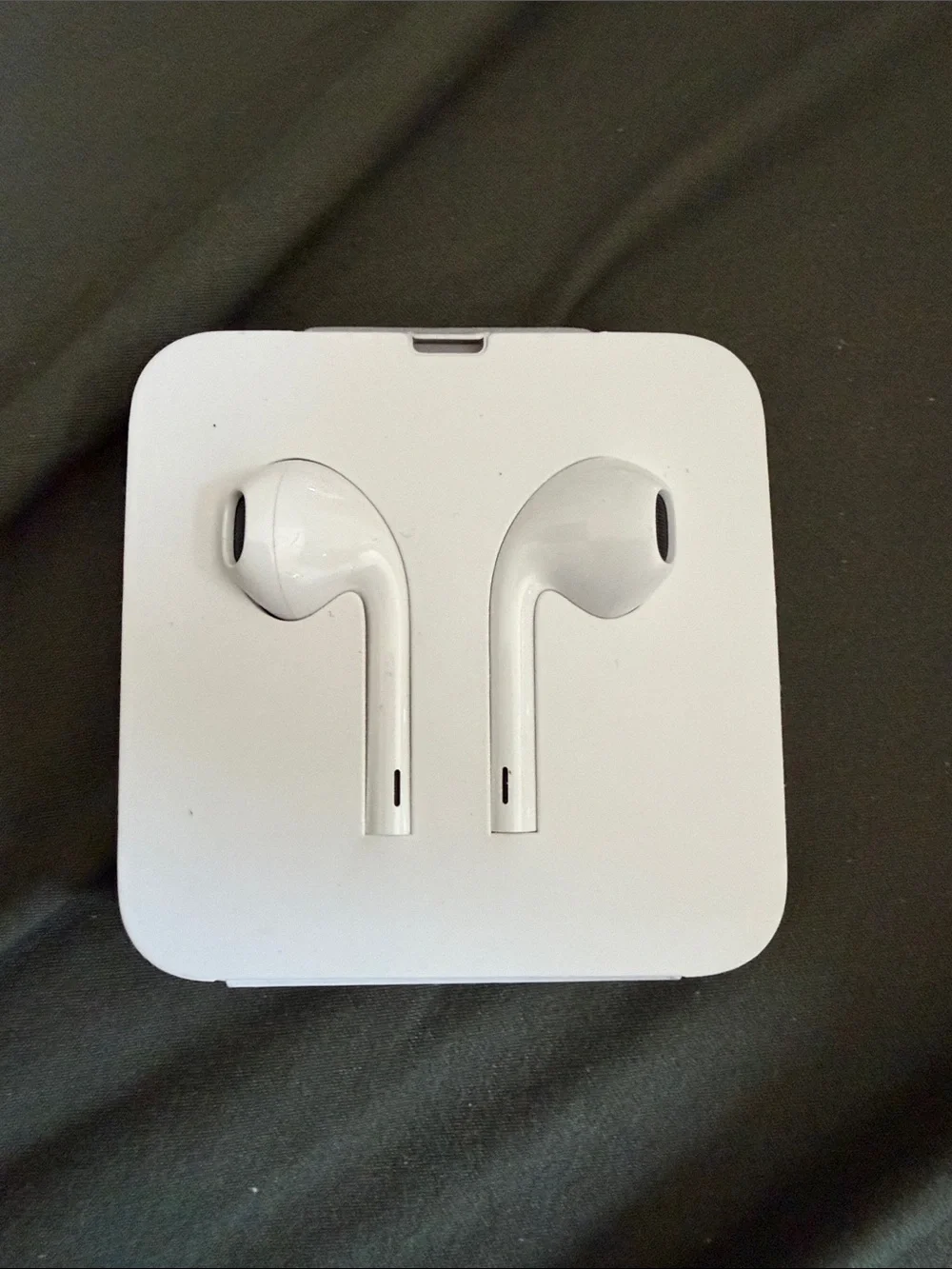 Apple White EarPods Wired Earbud Headphones Lightning Plug