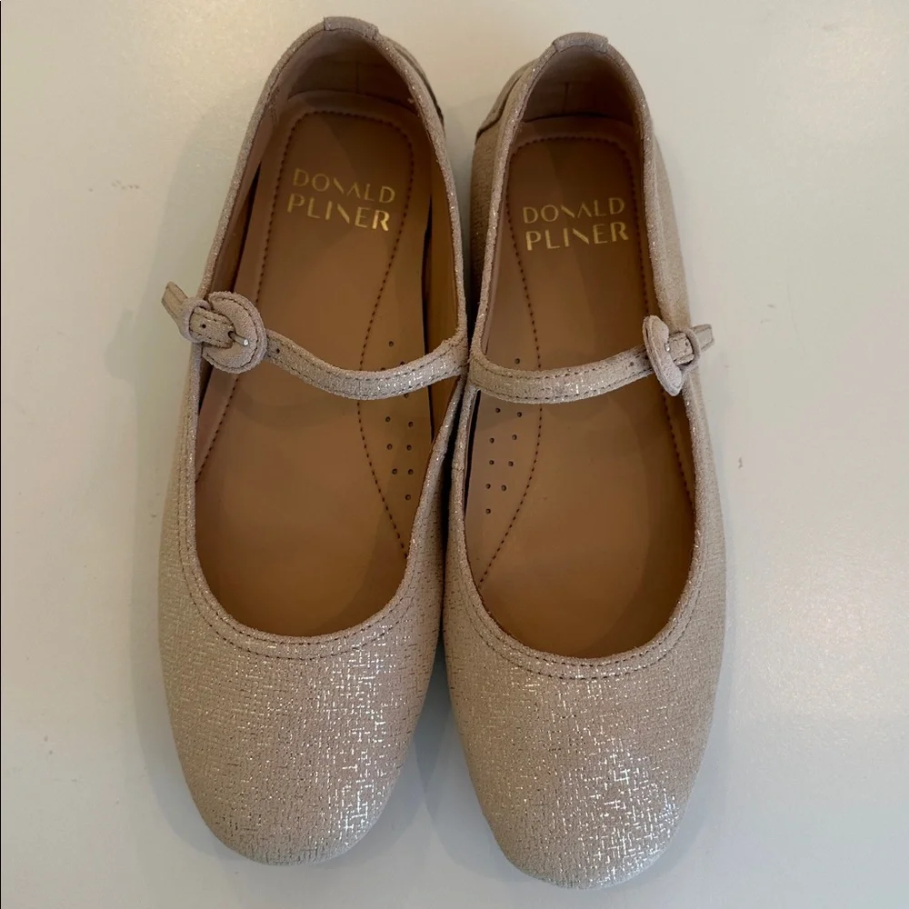 New Donald J. Pliner Beige Mary Jane Shoes.  Size 7B.