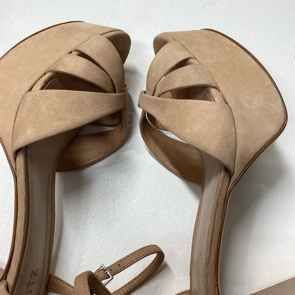 SCHUTZ experience mesmerizing