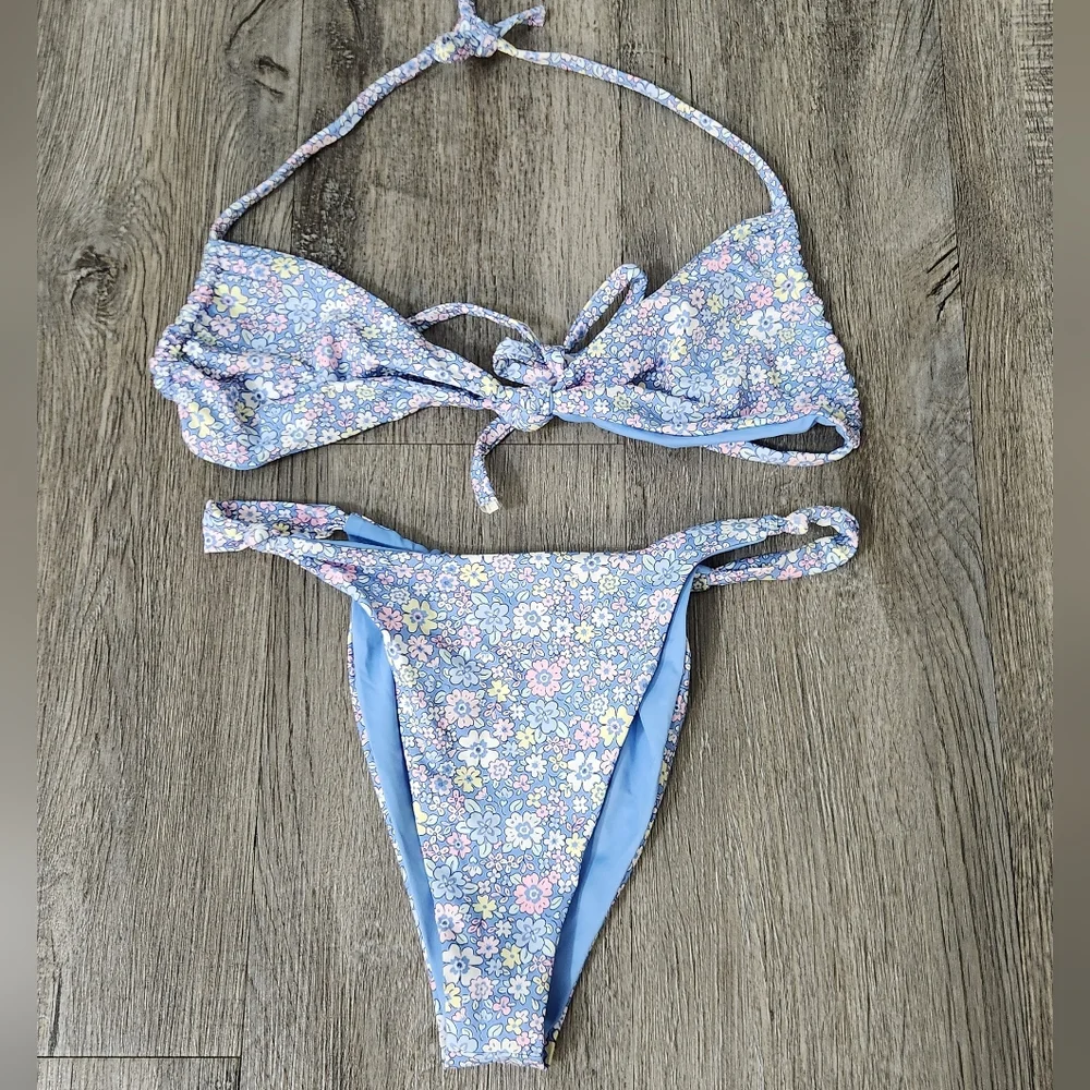 Frankies Bikinis enjoy sun