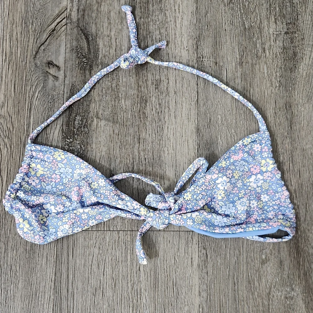 Frankies Bikinis enjoy sun