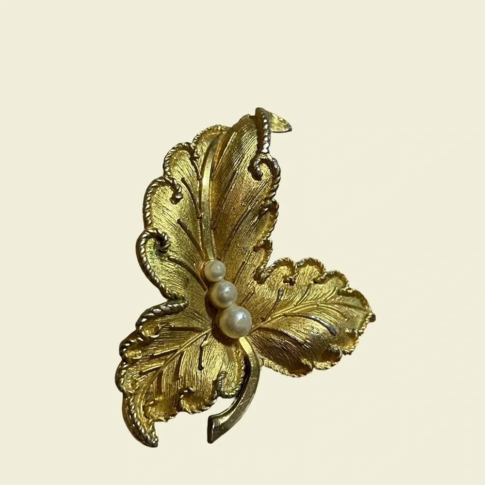Beautiful! Brushed Gold tone Leaf Brooch with faux Pearls Vintage Fall