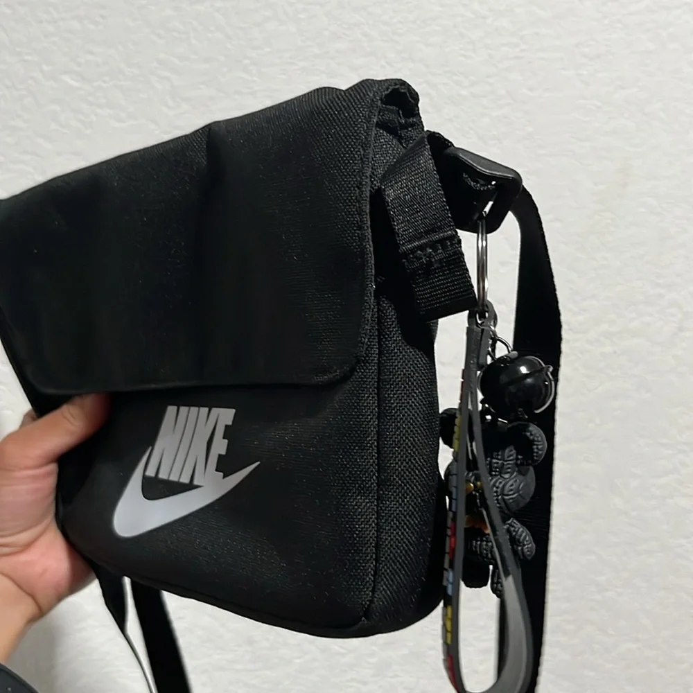 Nike sporty messenger