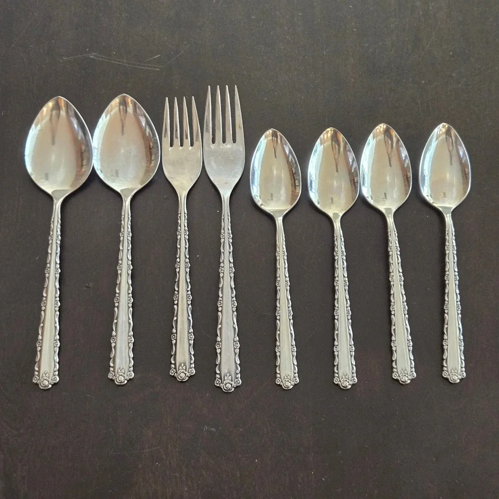Oneida Deluxe Stainless Cherie Flatware Set 8pc‎ Teapoons dinner salad Forks
