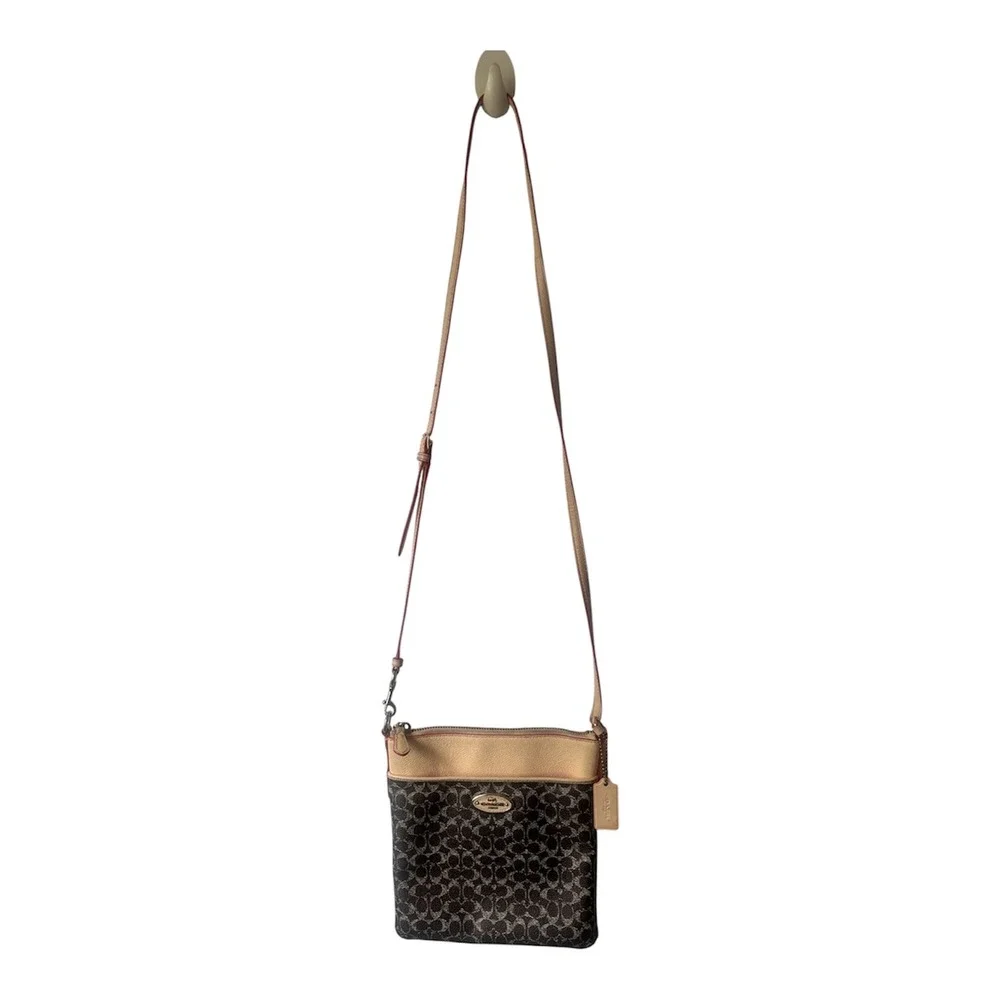 Coach strap iconic