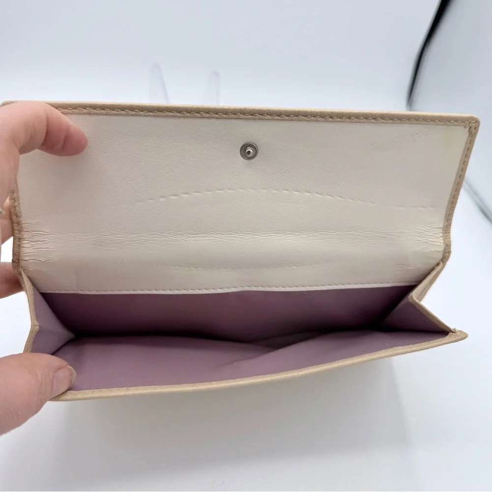 Coach Hampton Turn lock Pebbled Leather‎ Wallet Light Beige / Ivory