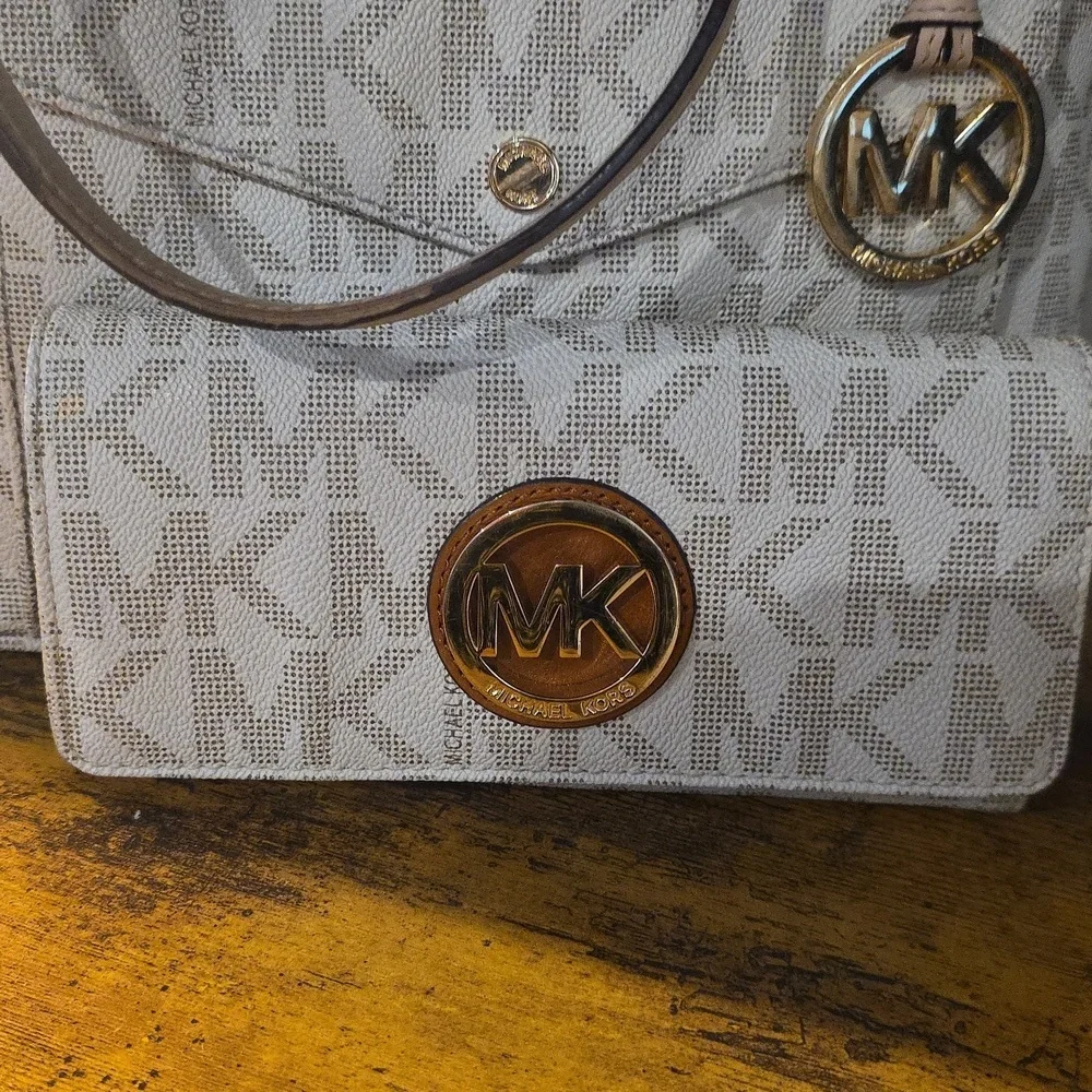 Michael Kors signs canvas wallet