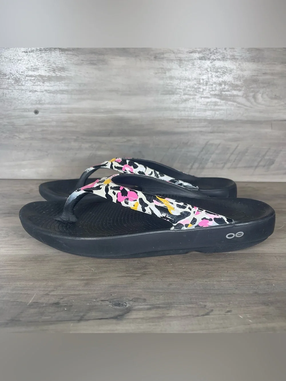 OOFOS thong preowned