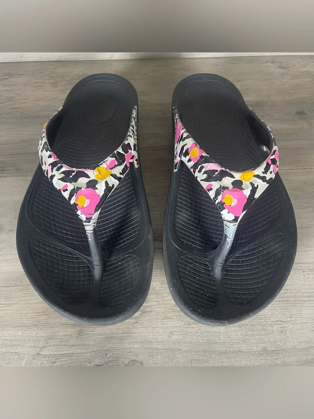 OOFOS soles animal 10