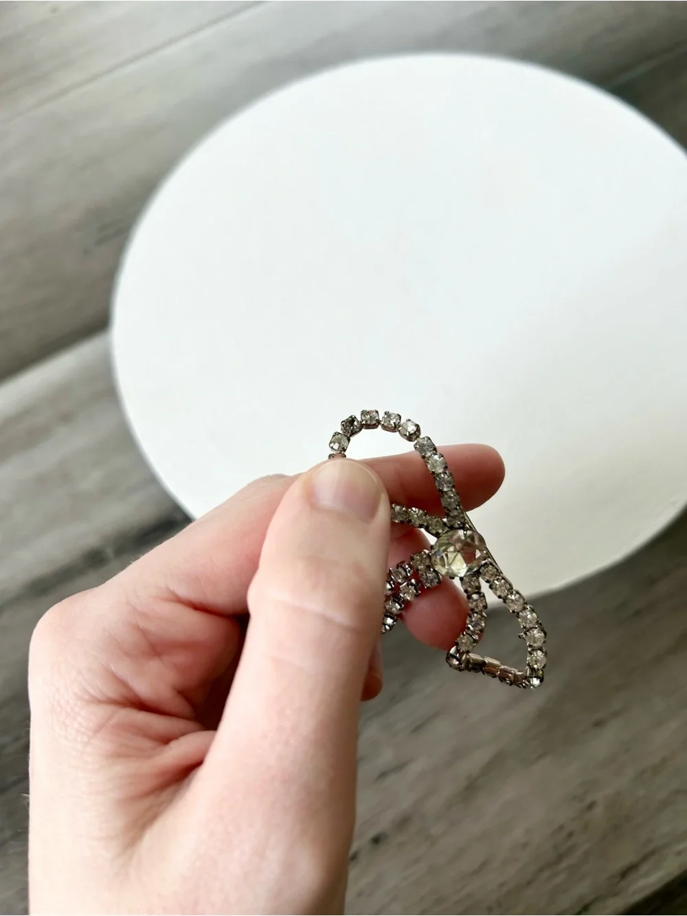 💸 5/20 Vintage Clear Rhinestone Bow-Shaped Brooch w/ Dangling Pearls