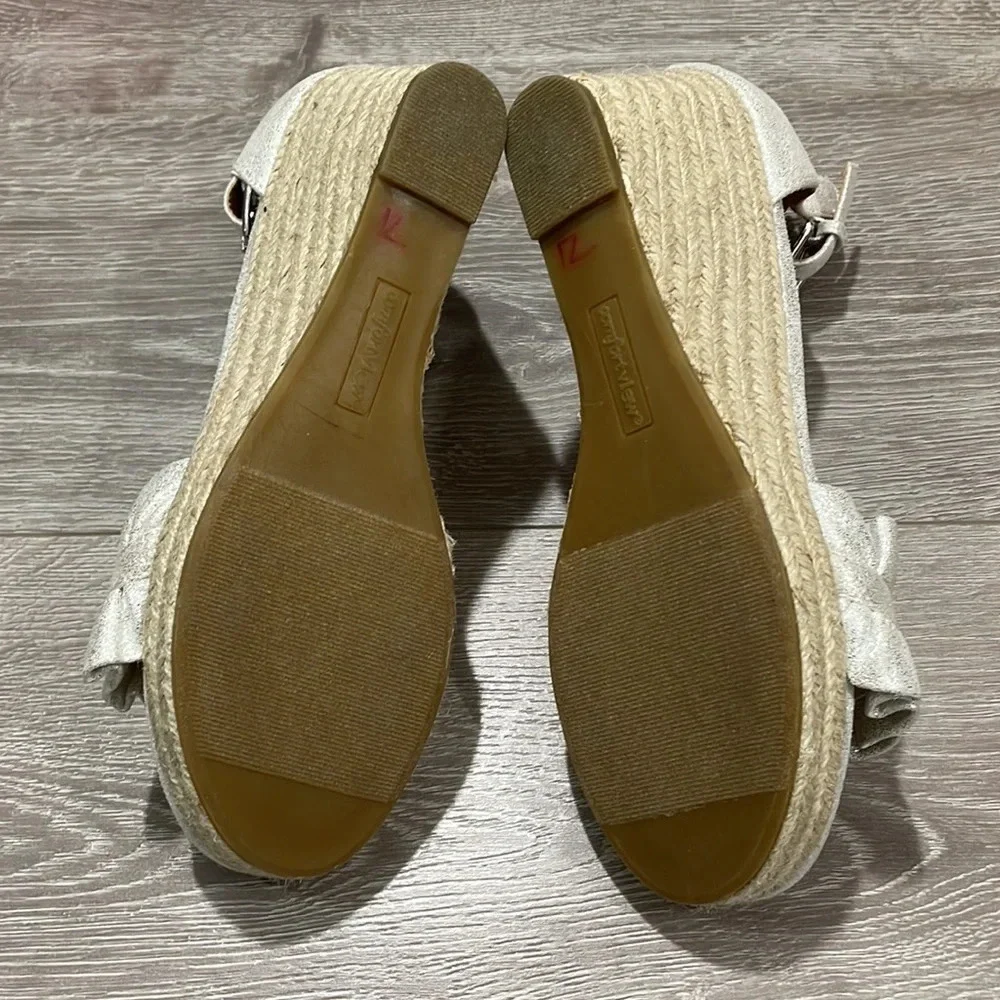 NEW Comfortview Silver Ruffle Wide London Wedge Espadrille Ankle Strap 8WW