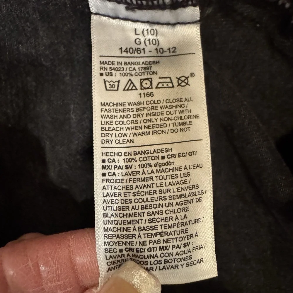 Old Navy please zoom