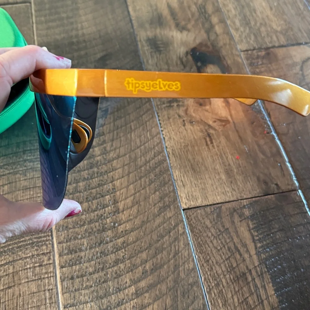 Tipsy Elves cleaning case