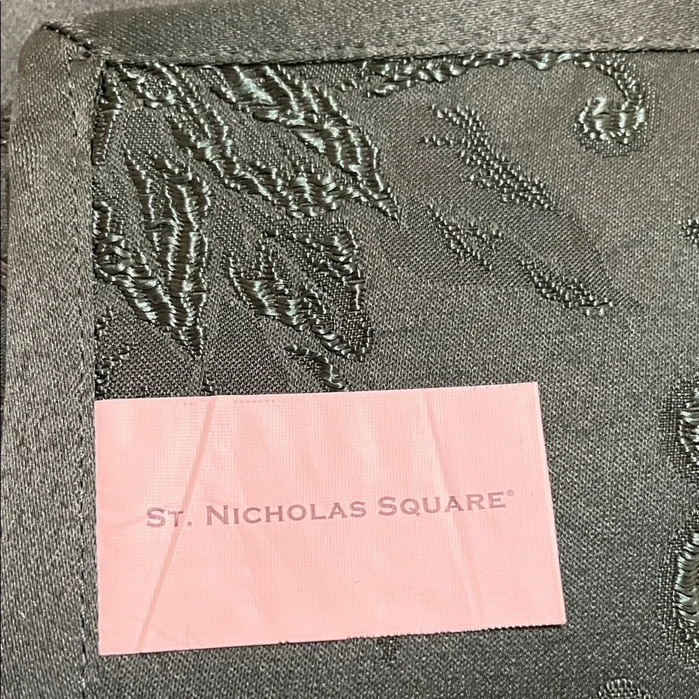 St. Nicholas Square zippers features joining