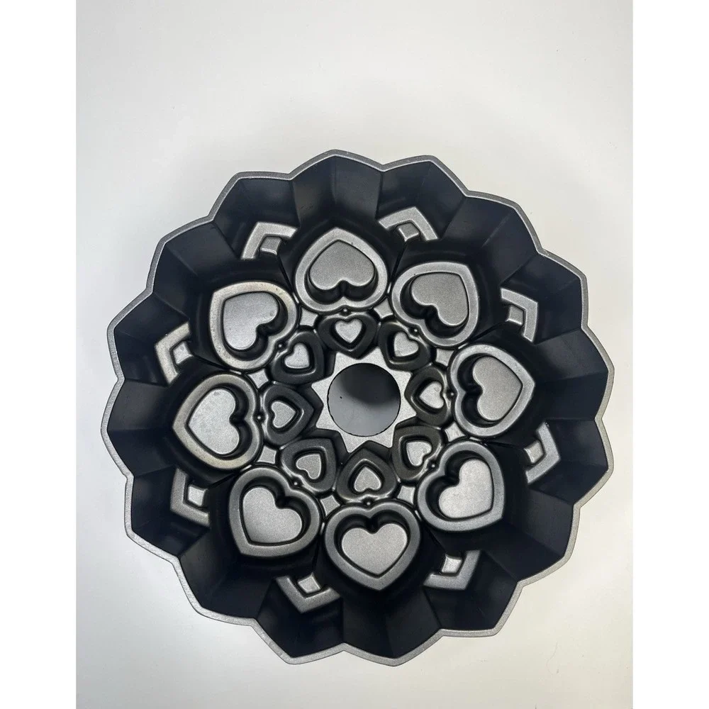 Wilton Sweet Love Heart Bundt Baking‎ Pan 3D  9