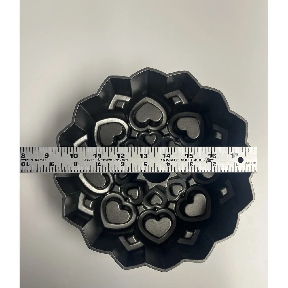 Wilton Sweet Love Heart Bundt Baking‎ Pan 3D  9