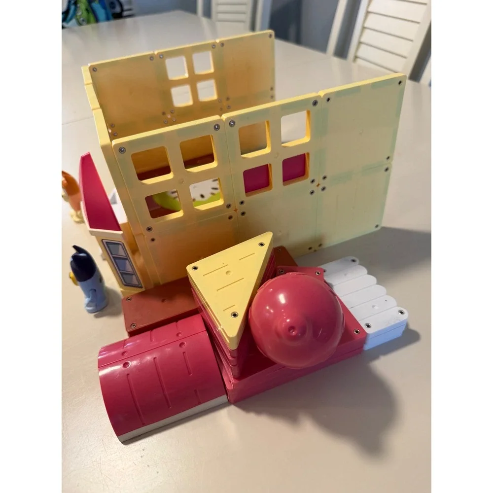 Bluey Magnetic Playset Heeler House Building Tiles with Bluey and Bingo Figures