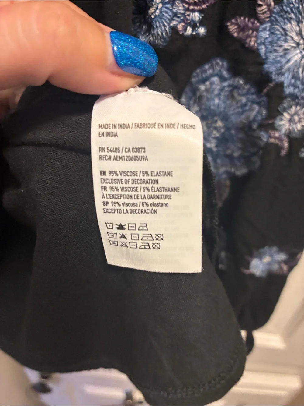 3 for $15 🦋🦋 American Eagle Outfitters off-the-shoulder top w/ floral embroidery