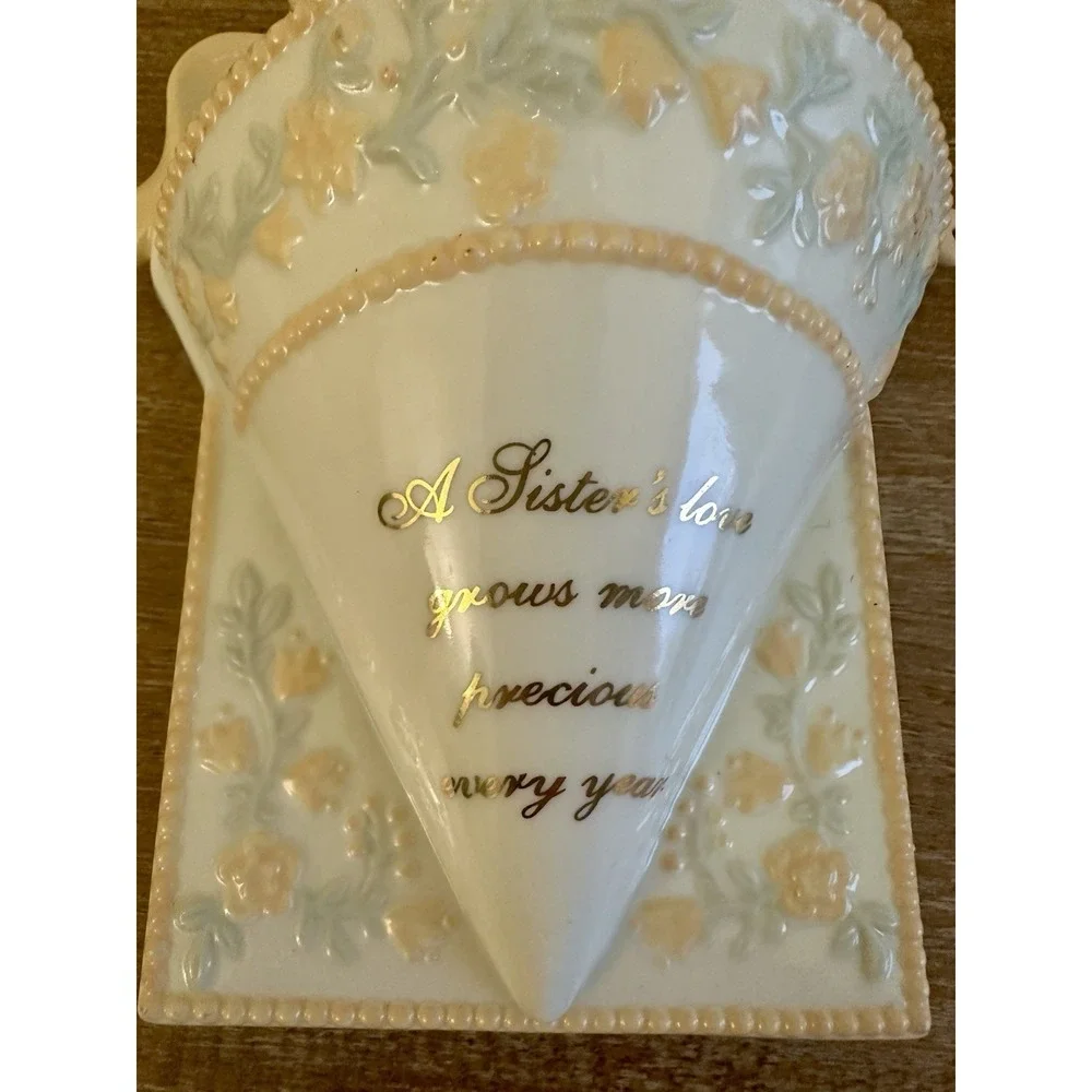 The Unbranded Brand charming vase