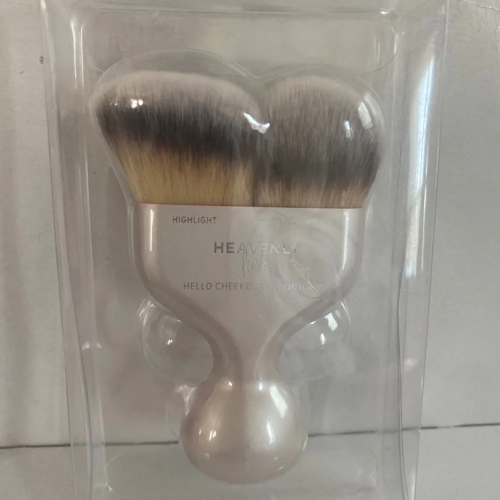 IT COSMETICS Heavenly Luxe Hello Cheekbones Contour Brush #19 $48
