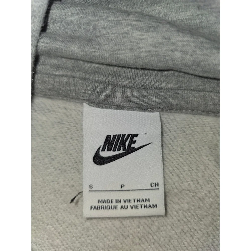 Nike sportswear essential