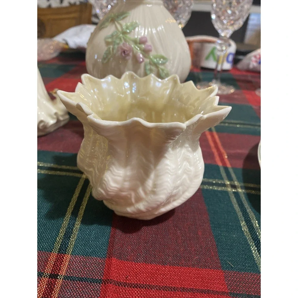 Belleek Ivory Yellow Lustre Finish Swirled Shell Pouch Vase Pot Bowl (5th Mark)‎