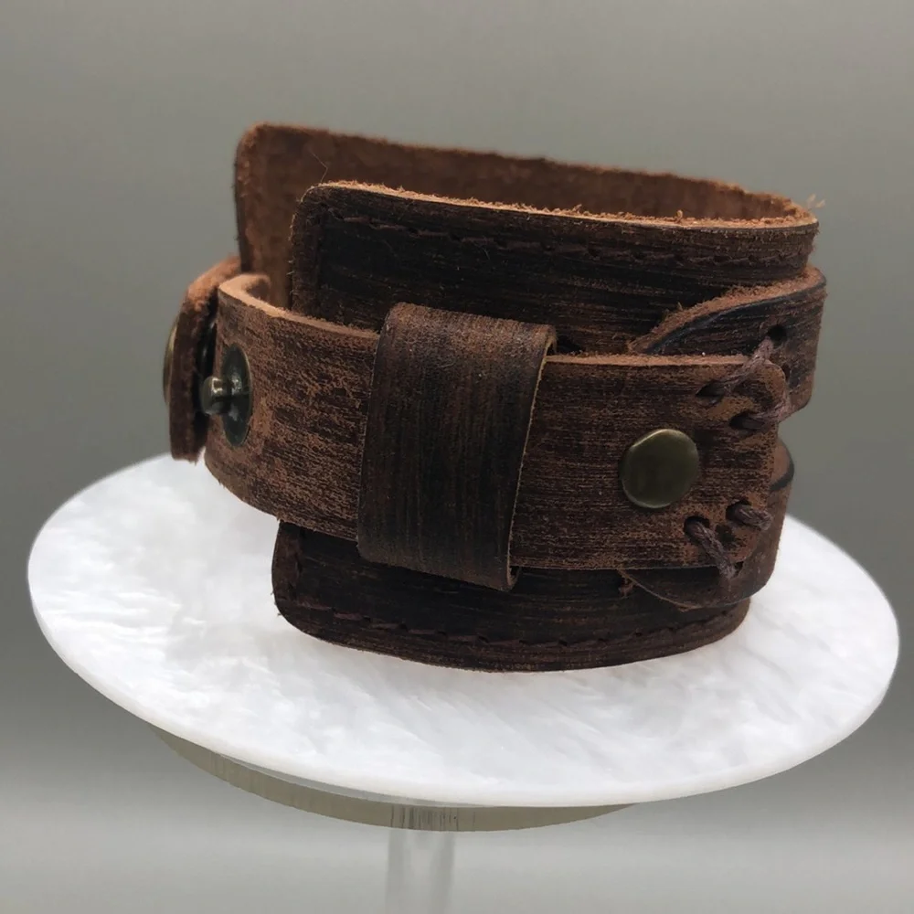 Artisan around wrist
